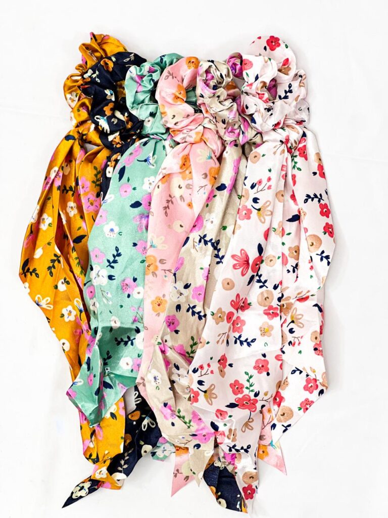 Scrunchie cola flores