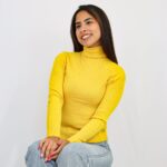 "Chica usando un beatle cuello alto amarillo" Beatle Yellow